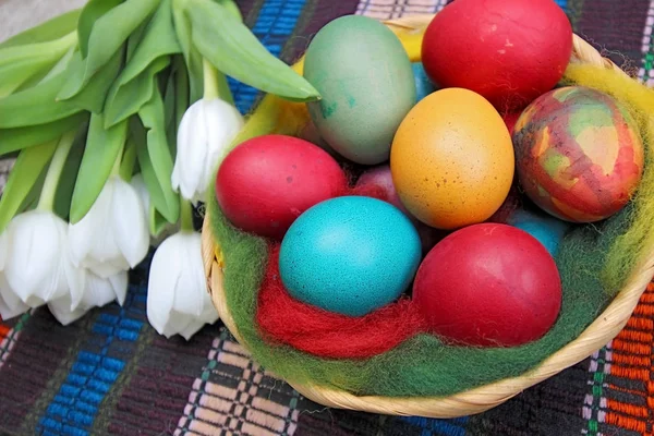 Close up of colorful painted easter eggs in a basket — Stock Photo, Image