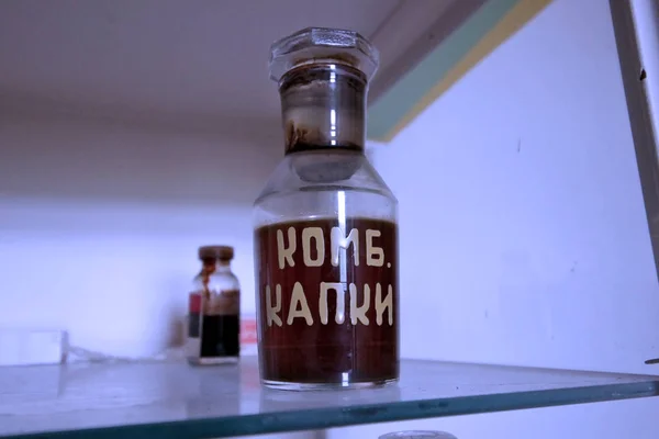 Старая ретро медицинская бутылка с кириллической надписью, что означает "Комбинированные капли " — стоковое фото