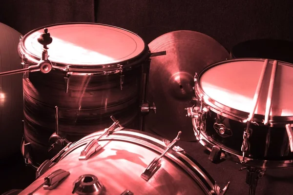 Imagen conceptual de los tamborileros - tambores y palos — Foto de Stock