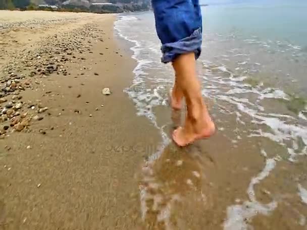 Hombre Caminando Las Olas Playa Sin Audio Vídeo — Vídeo de stock