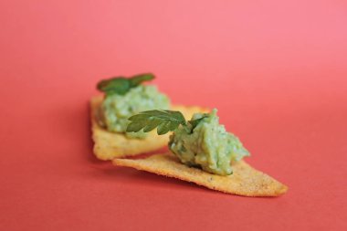       tortilla cips ile Meksika guacamole 