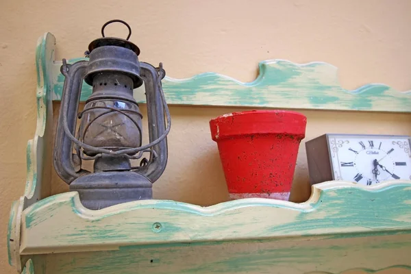 旧架子上的煤气灯笼 壶和怀旧闹钟 — 图库照片