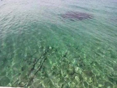     Mavi-yeşil deniz suyu ile küçük dalgalar ve ışık yansıma, hd video 