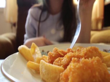     Kız yemek hızlı yiyecek - patates kızartması ve tavuk eti, yakın çekim, gıda odaklanmak, hd video 