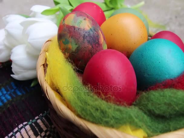 Primer Plano Coloridos Huevos Pascua Pintados Una Cesta Video — Vídeos de Stock