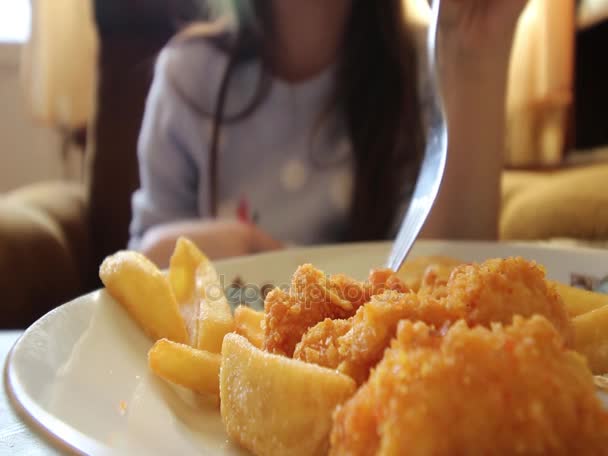 ファーストフードのフライド ポテトと鶏の肉を食べる女子高生クローズ アップ フォーカス ビデオには料理 — ストック動画