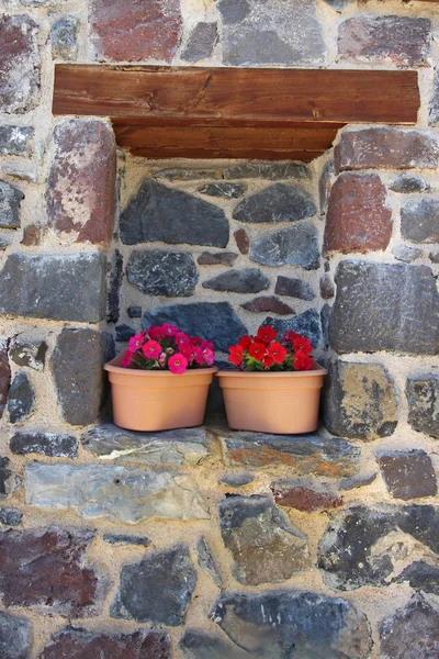 Taştan Bir Duvar Tencerelerde Çiçeklenir — Stok fotoğraf