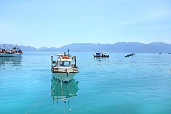 Рыбацкие Лодки Голубой Морской Воде — стоковое фото