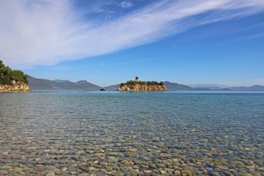 Taşlar ve küçük ada güzel plajı