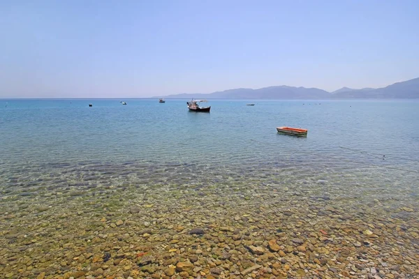 Рыбацкие Лодки Голубой Морской Воде — стоковое фото