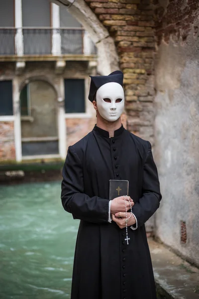 Jovem sacerdote em Veneza — Fotografia de Stock