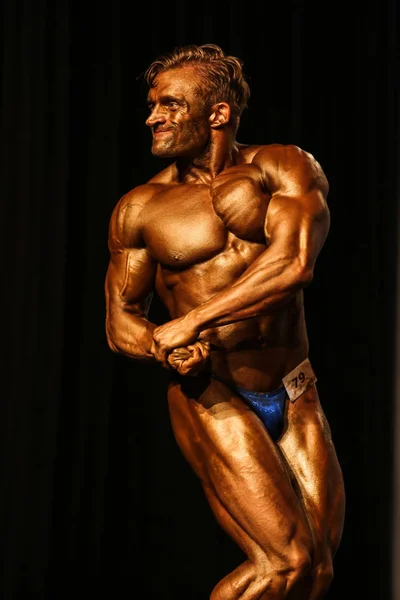 Poz vücut geliştirmeci şampiyonu — Stok fotoğraf