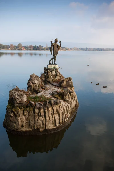 Estatua en el lago — Foto de Stock