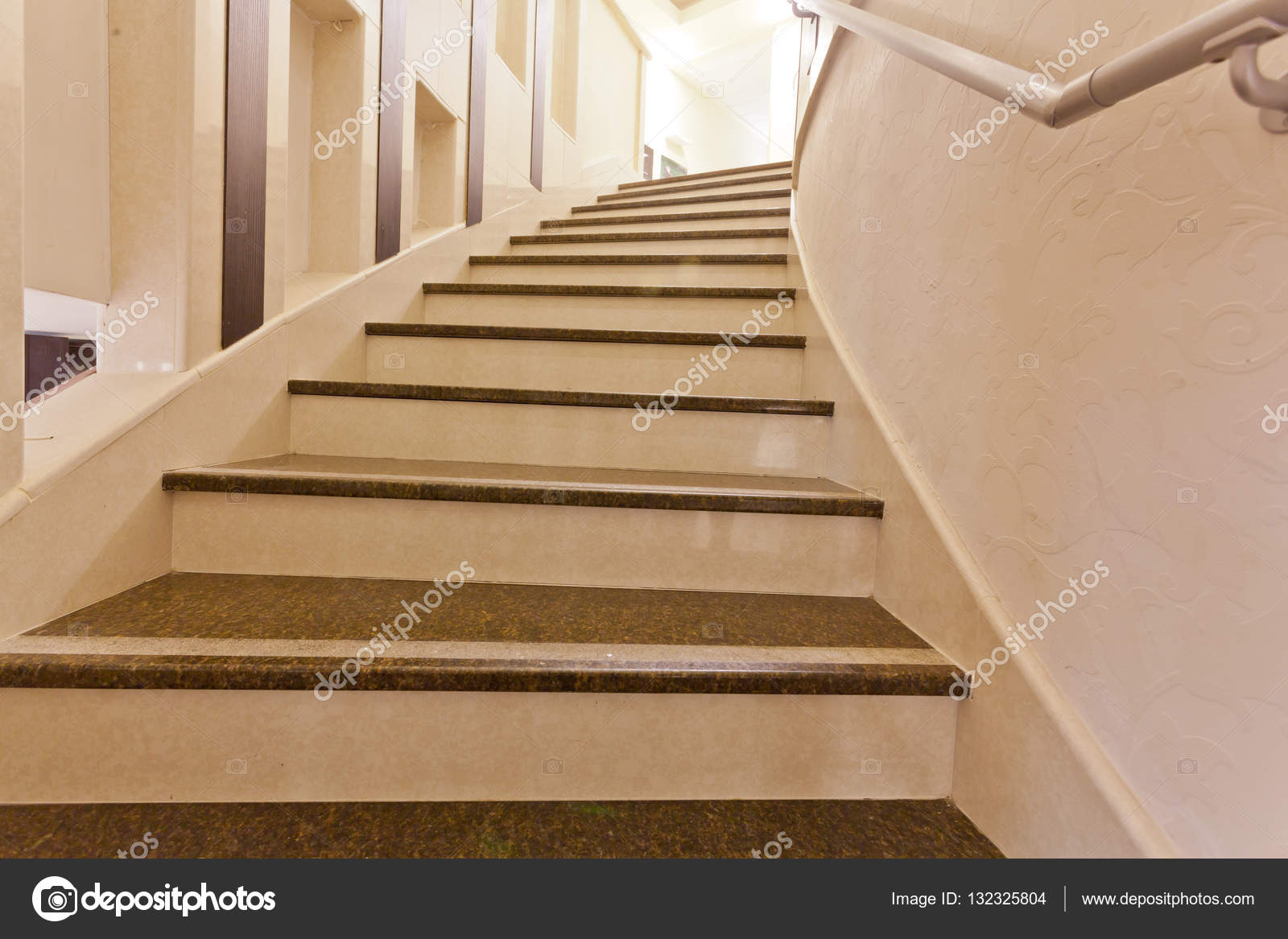 Robijnrood huis moderne trap stock afbeelding afbeelding