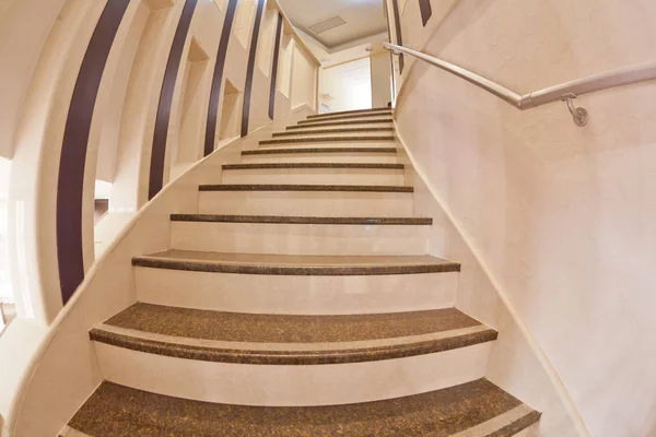 在现代建筑中的楼梯 — 图库照片
