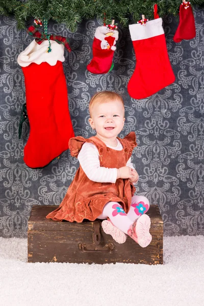 Dziecko obchodzi Boże Narodzenie — Zdjęcie stockowe
