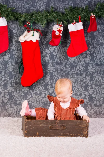 Dziecko obchodzi Boże Narodzenie — Zdjęcie stockowe
