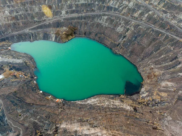 Jezioro kopalni z woda zielony — Zdjęcie stockowe