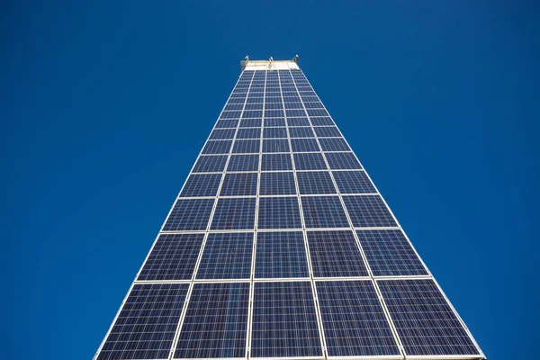 Skyscraper with solar panels — Stock Photo, Image