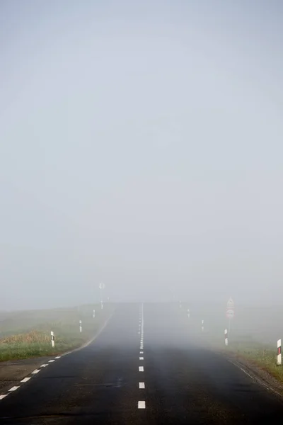 Autostrada z mgły — Zdjęcie stockowe