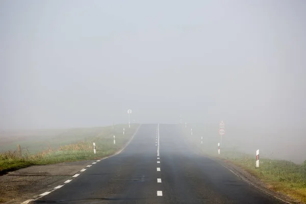 Autostrada z mgły — Zdjęcie stockowe