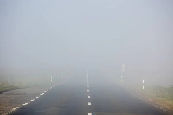 Autostrada z mgły — Zdjęcie stockowe