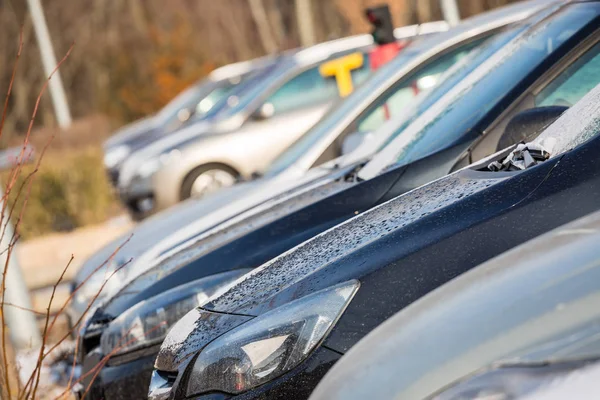 Coches de estacionamiento con hermoso sol —  Fotos de Stock