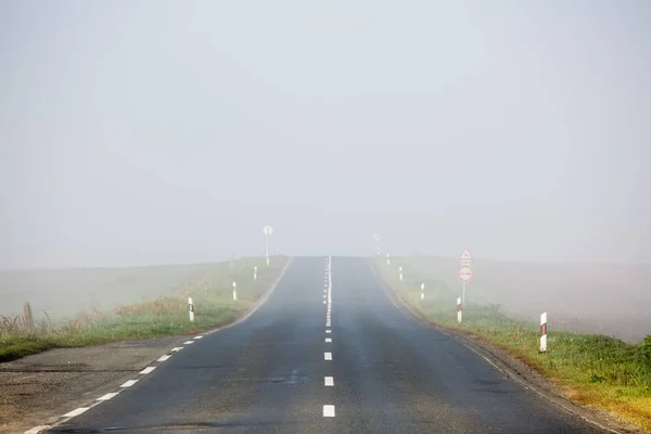 Autostrada z mgły — Zdjęcie stockowe