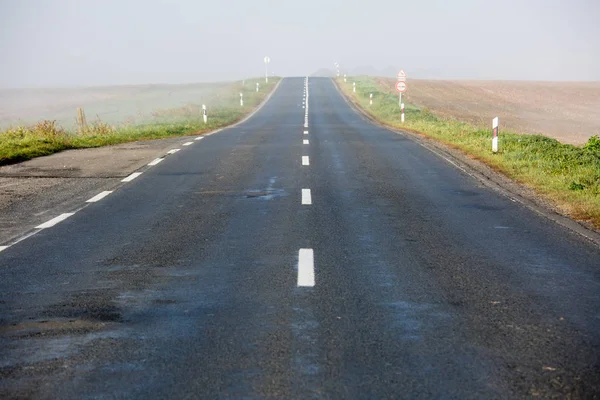 Autostrada z mgły — Zdjęcie stockowe