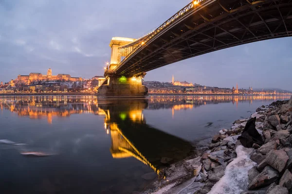 Hielo fluyendo en el río Danubio por la noche — Foto de Stock