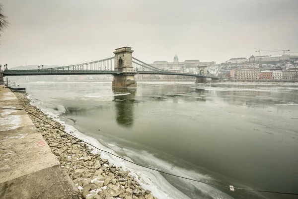 Лед течет по Дунаю — стоковое фото