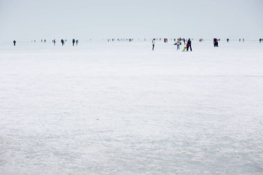 Donmuş gölde buz patenciler