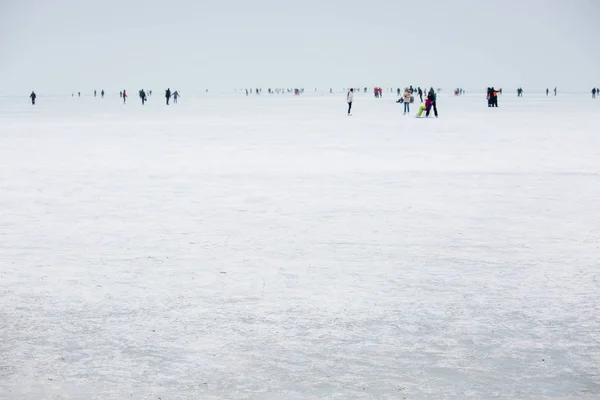 Конькобежцы на замёрзшем озере — стоковое фото