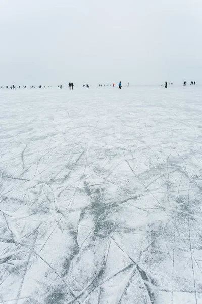 Patinadores sobre hielo en lago congelado — Foto de Stock