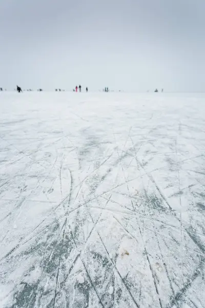 얼어붙은 호수에 얼음 보더 — 스톡 사진