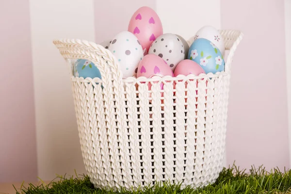 Easteaster eggs in basket — Stock Photo, Image