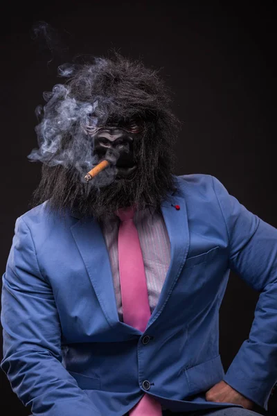 Zakenman dragen gorilla mask — Stockfoto