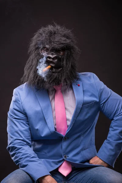 Zakenman dragen gorilla mask — Stockfoto