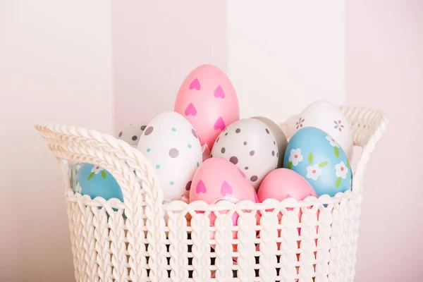 Huevos de Pascua en cesta — Foto de Stock