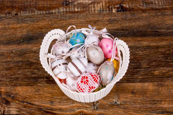 Huevos de Pascua en cesta —  Fotos de Stock