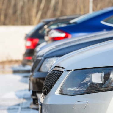 Güzel güneş ışığı ile arabaları Park