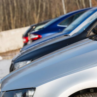 Güzel güneş ışığı ile arabaları Park