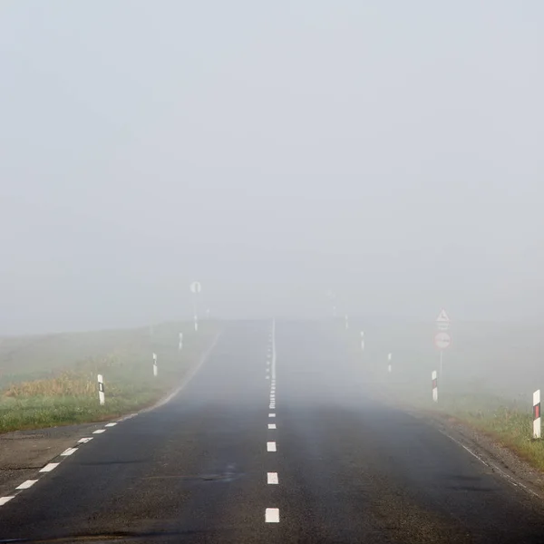 Autostrada z mgły — Zdjęcie stockowe