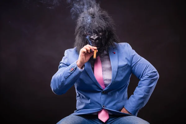 Homem de negócios usando máscara de gorila — Fotografia de Stock