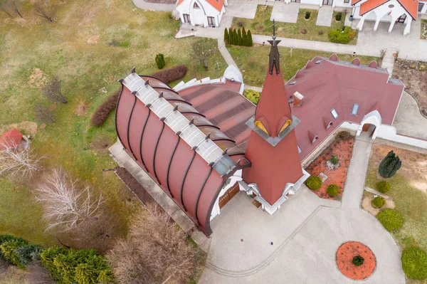 Vista aérea da igreja moderna — Fotografia de Stock