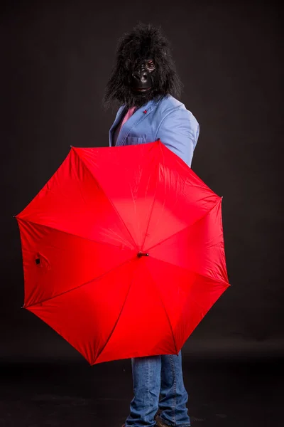 Affärsman bära gorilla mask — Stockfoto