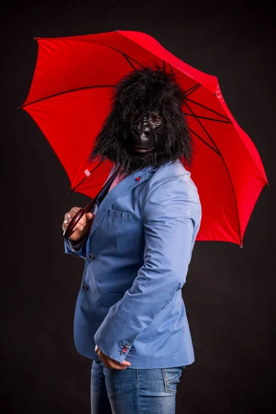Uomo d'affari indossando maschera gorilla — Foto Stock