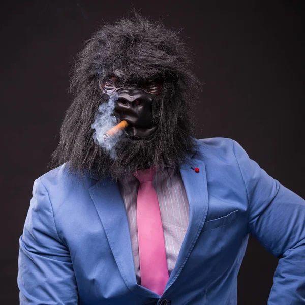 Homem de negócios usando máscara de gorila — Fotografia de Stock