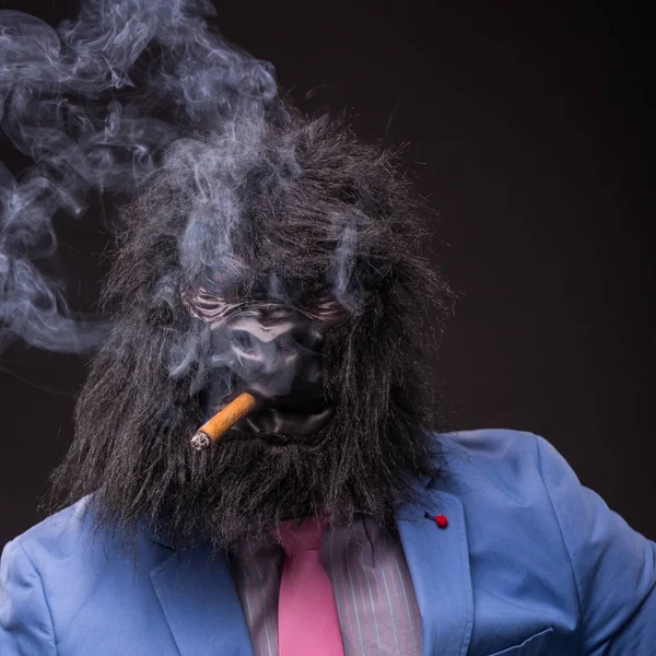 Επιχειρηματίας φορώντας μάσκα γορίλα — Φωτογραφία Αρχείου