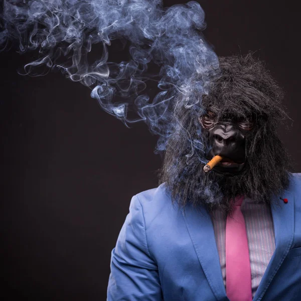 Επιχειρηματίας φορώντας μάσκα γορίλα — Φωτογραφία Αρχείου